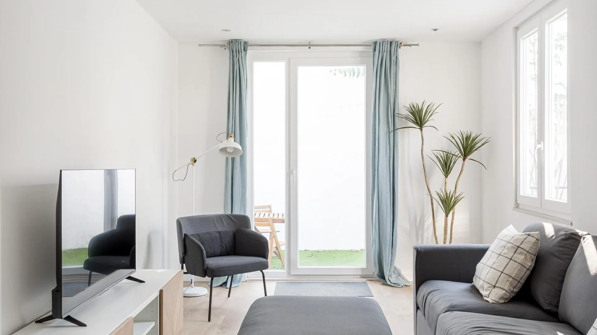 Joivy Minimalistic Apt W Patio In Principe Real Lisbon Apartment